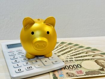 アッパーマス層に30代で到達したイメージのお金と金のブタの貯金箱