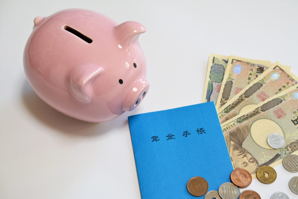 老後の収入と支出イメージ、年金手帳から出てくるお金