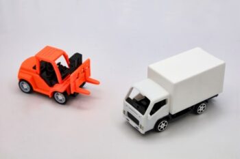 物流REITで働く車