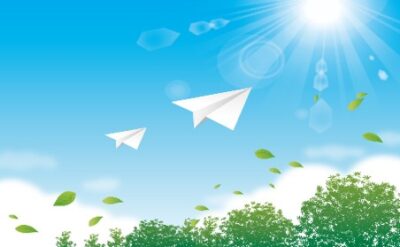 NISA貧乏の中の明るいイメージ、紙飛行機が青空と太陽に向かって飛んでいる