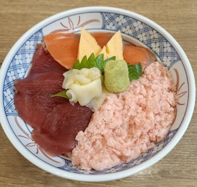 クリエイト・レストランツの株主優待で注文したサーモンマグロ丼