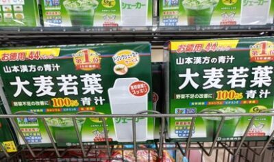 ビックカメラの株主優待で購入した、棚に陳列された青汁たち
