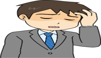 過去を思い出し後悔に頭を抱える男性