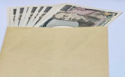 マイルド貧困者の封筒から出ている少なめなお札(お給料)